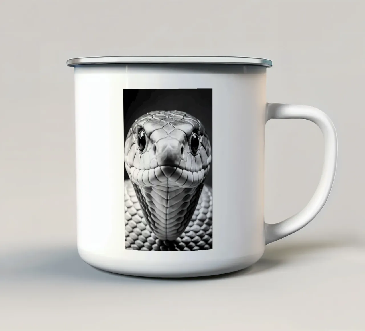 faccia di serpente cobra fotografia animale in bianco e nero tazza in smalto da kanayaa