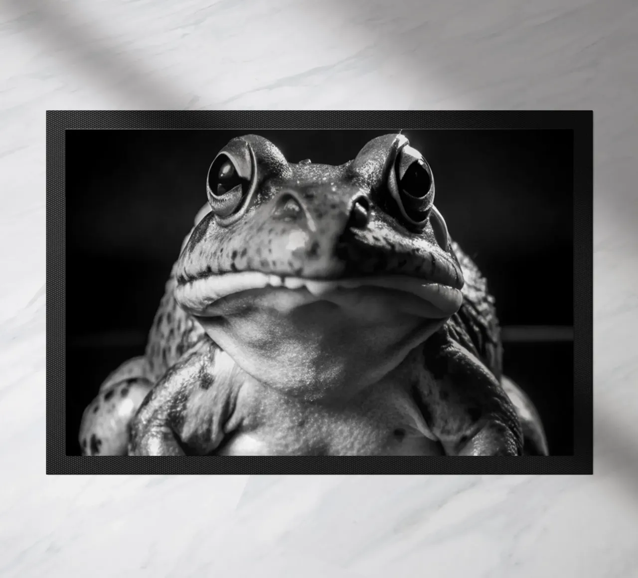 faccia di rana fotografia animale in bianco e nero zerbino da kanayaa