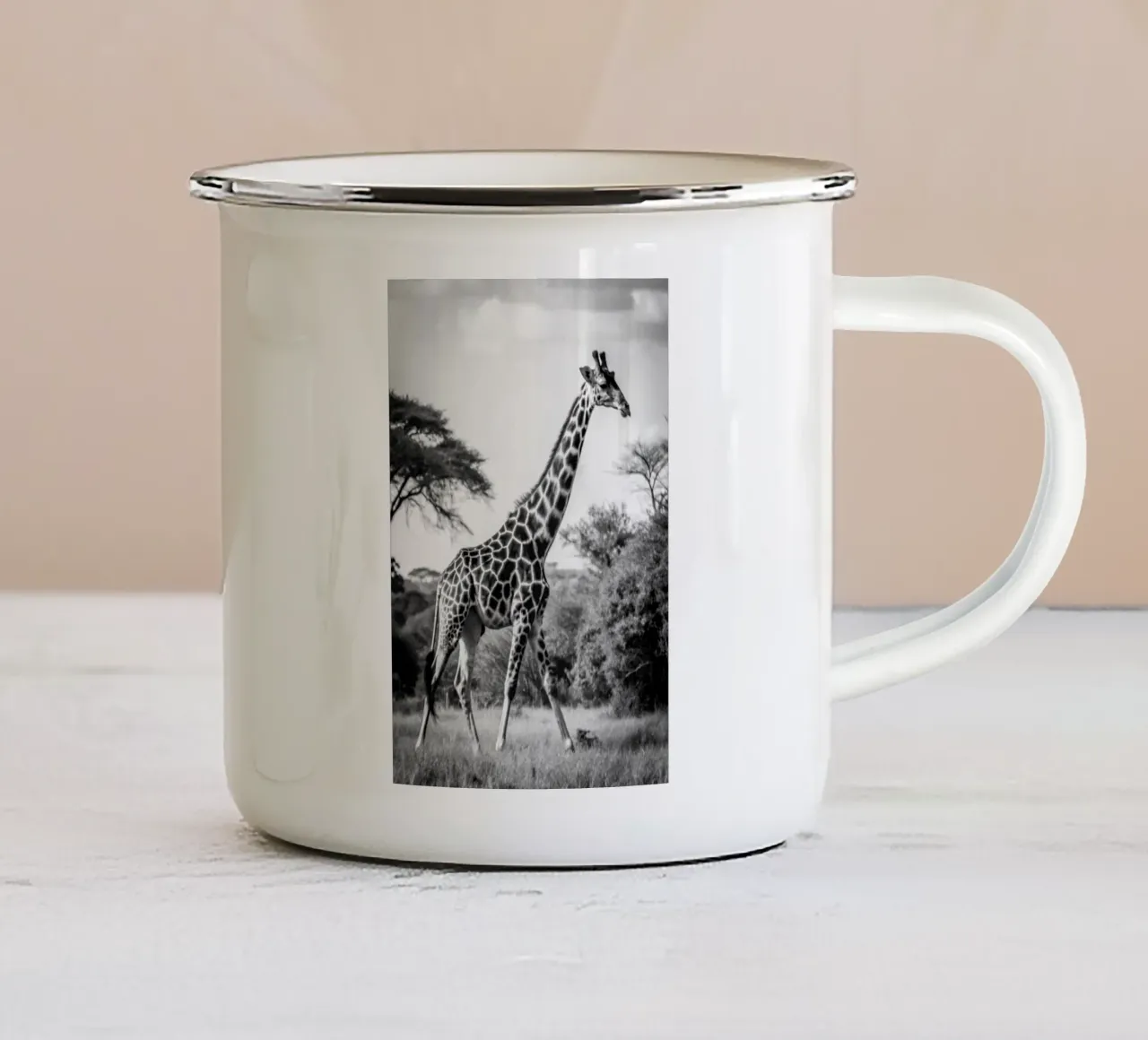 volto di giraffa fotografia animale in bianco e nero tazza in smalto da kanayaa