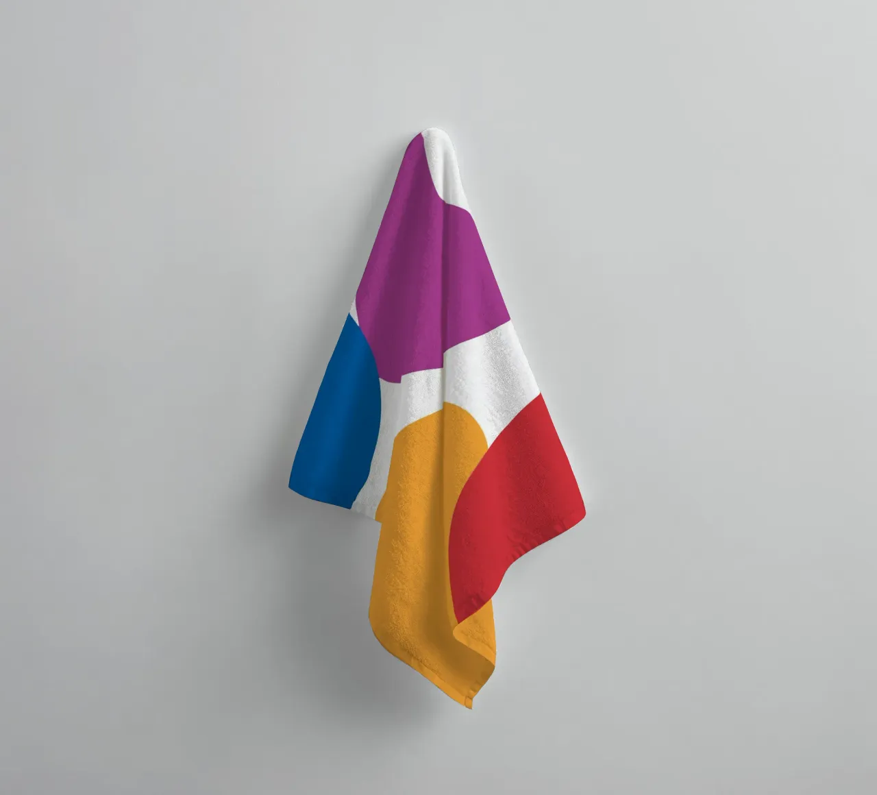 forme astratte e colorate asciugamano da bagno da HicksShop