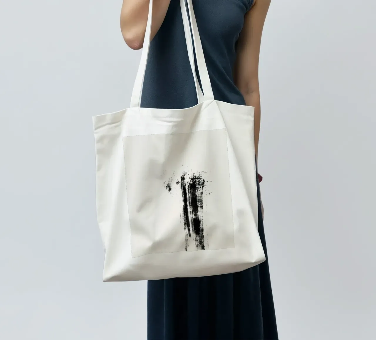 Abstract artwork with black brushstrokes and paint splatters borsa in juta da Imaginative
