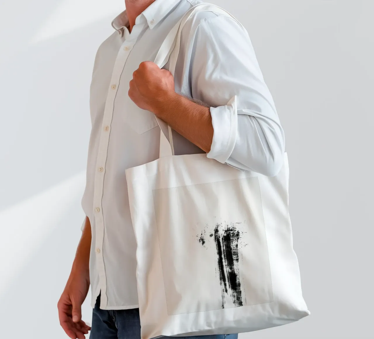 Abstract artwork with black brushstrokes and paint splatters borsa in juta da Imaginative