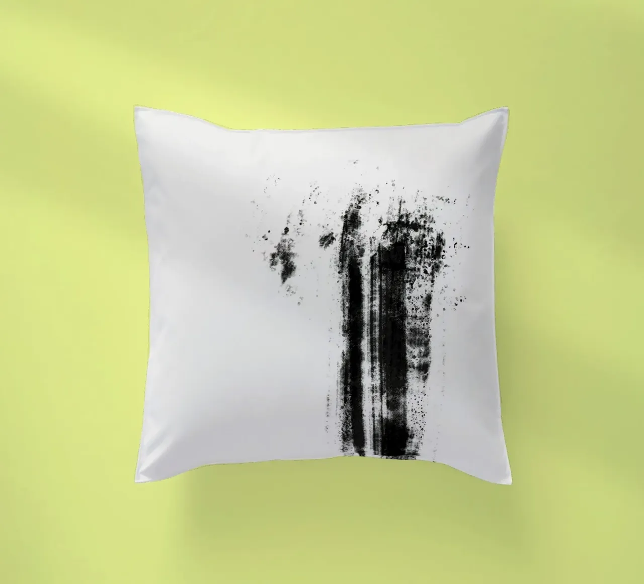 Abstract artwork with black brushstrokes and paint splatters cuscino da Imaginative