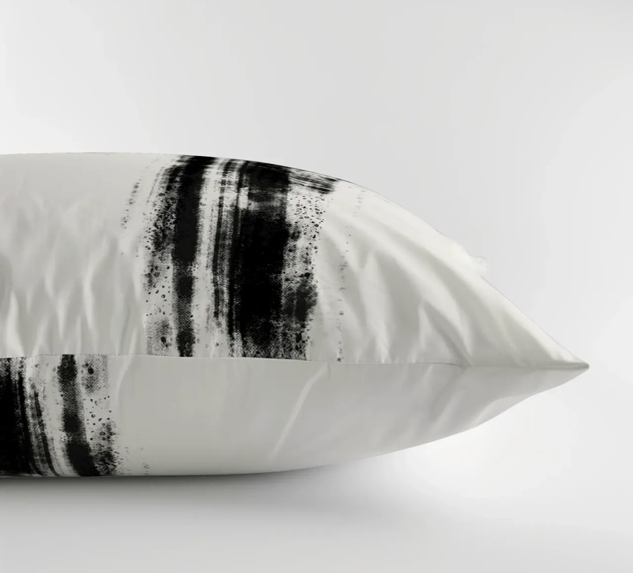 Abstract artwork with black brushstrokes and paint splatters cuscino da Imaginative