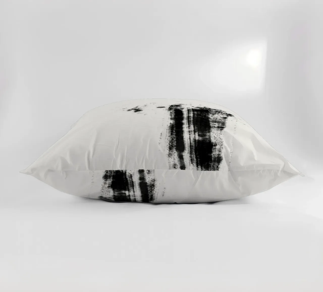 Abstract artwork with black brushstrokes and paint splatters cuscino da Imaginative