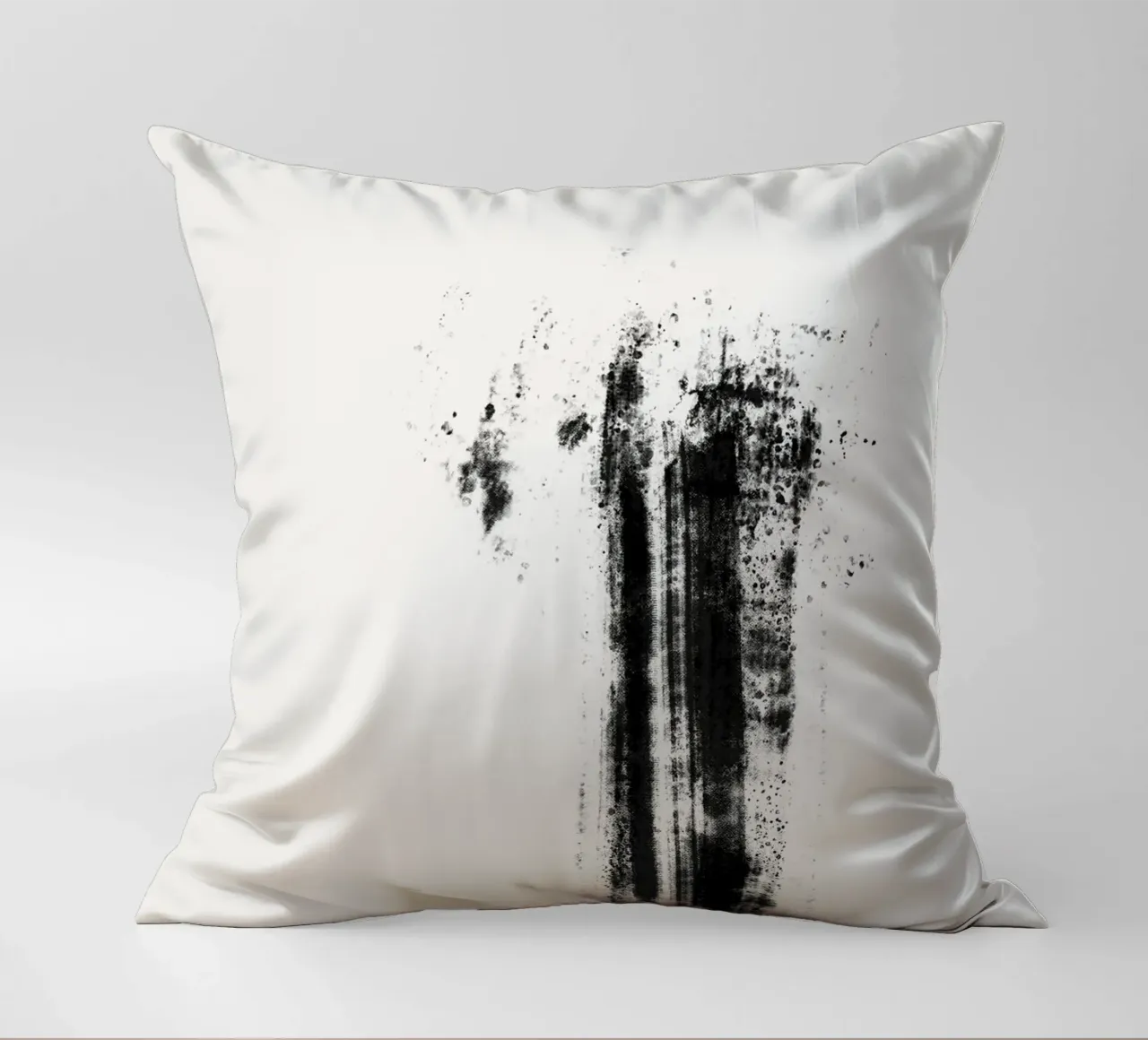 Abstract artwork with black brushstrokes and paint splatters cuscino da Imaginative