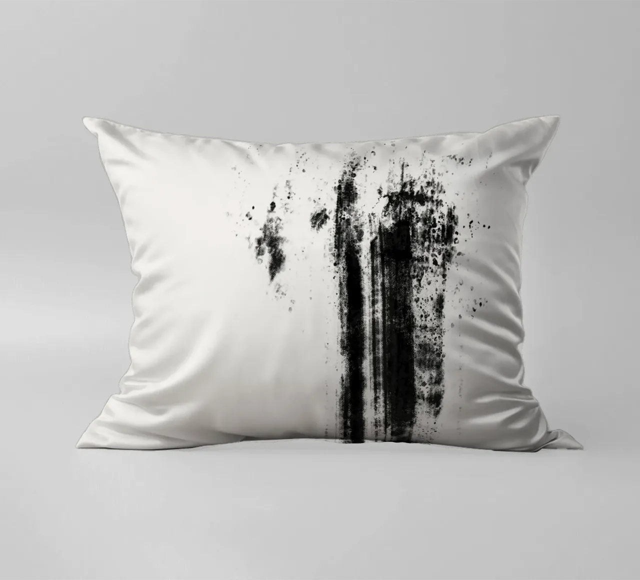 Abstract artwork with black brushstrokes and paint splatters cuscino da Imaginative
