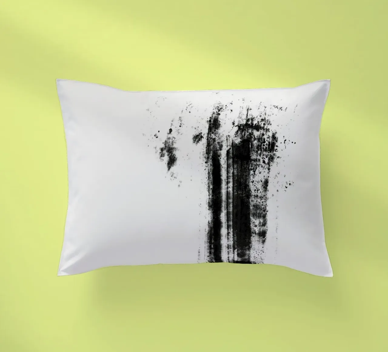 Abstract artwork with black brushstrokes and paint splatters cuscino da Imaginative