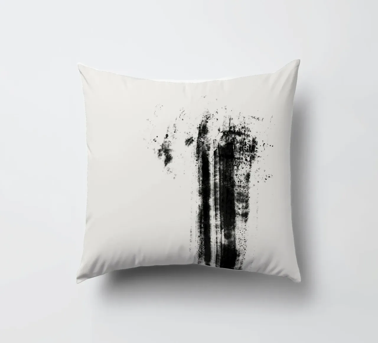 Abstract artwork with black brushstrokes and paint splatters cuscino da Imaginative