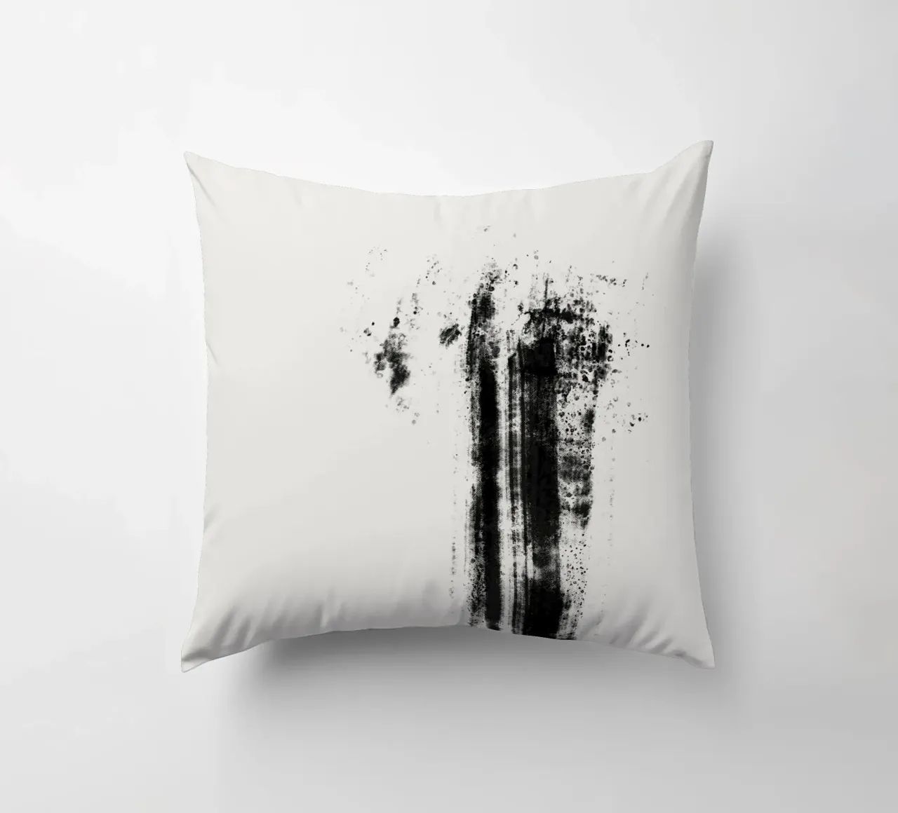 Abstract artwork with black brushstrokes and paint splatters cuscino da Imaginative