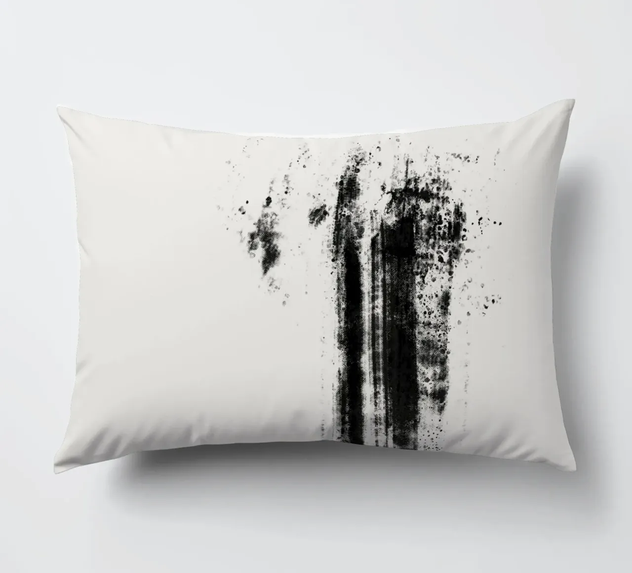 Abstract artwork with black brushstrokes and paint splatters cuscino da Imaginative