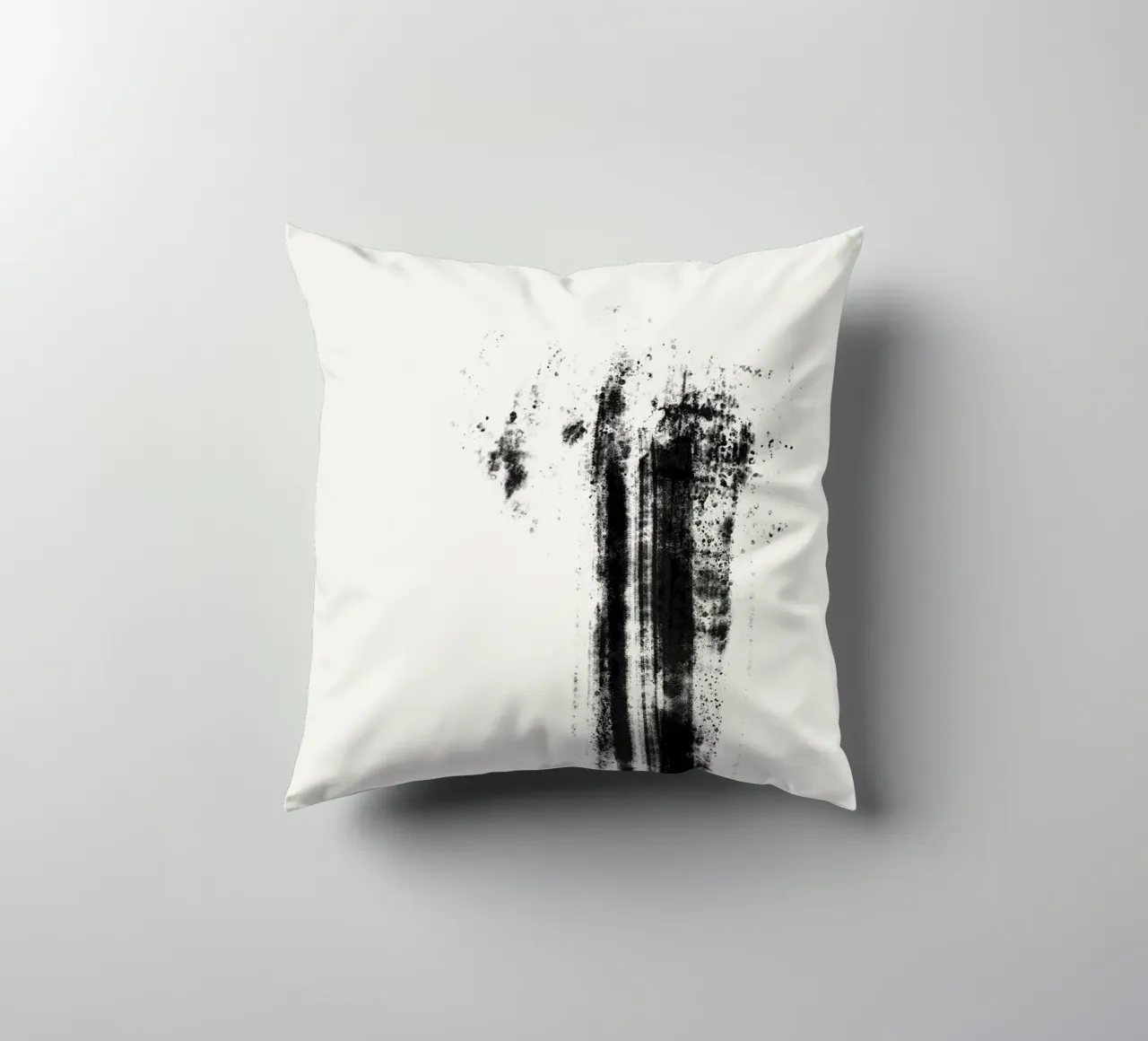 Abstract artwork with black brushstrokes and paint splatters cuscino da Imaginative