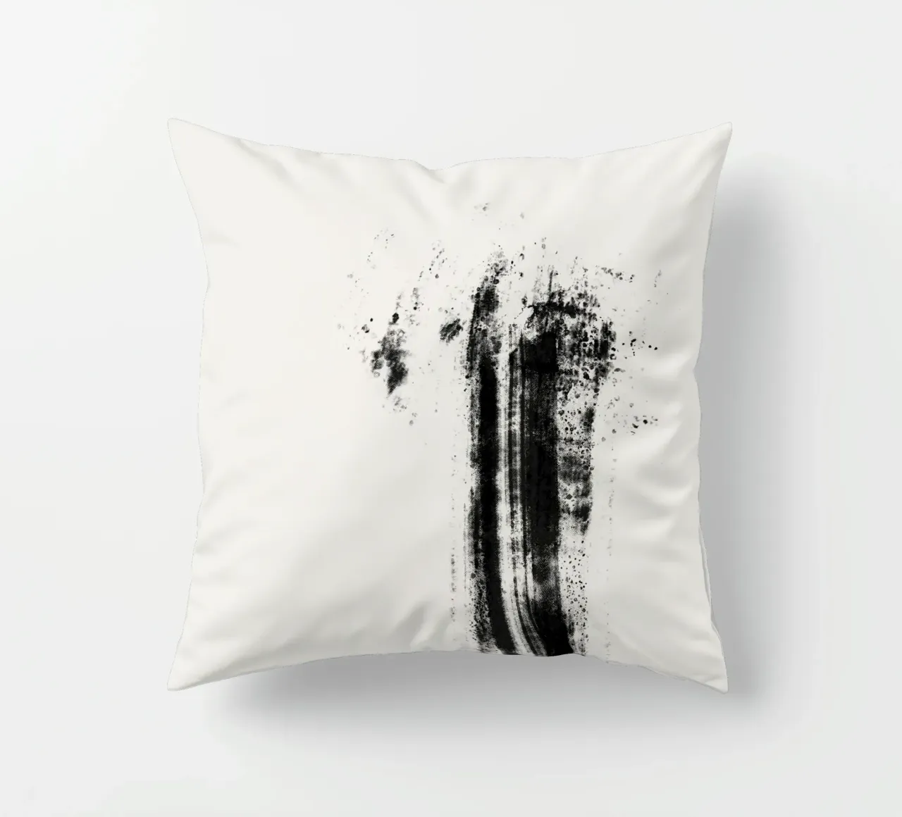 Abstract artwork with black brushstrokes and paint splatters cuscino da Imaginative