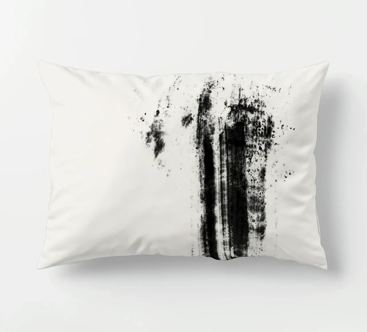 Abstract artwork with black brushstrokes and paint splatters cuscino da Imaginative