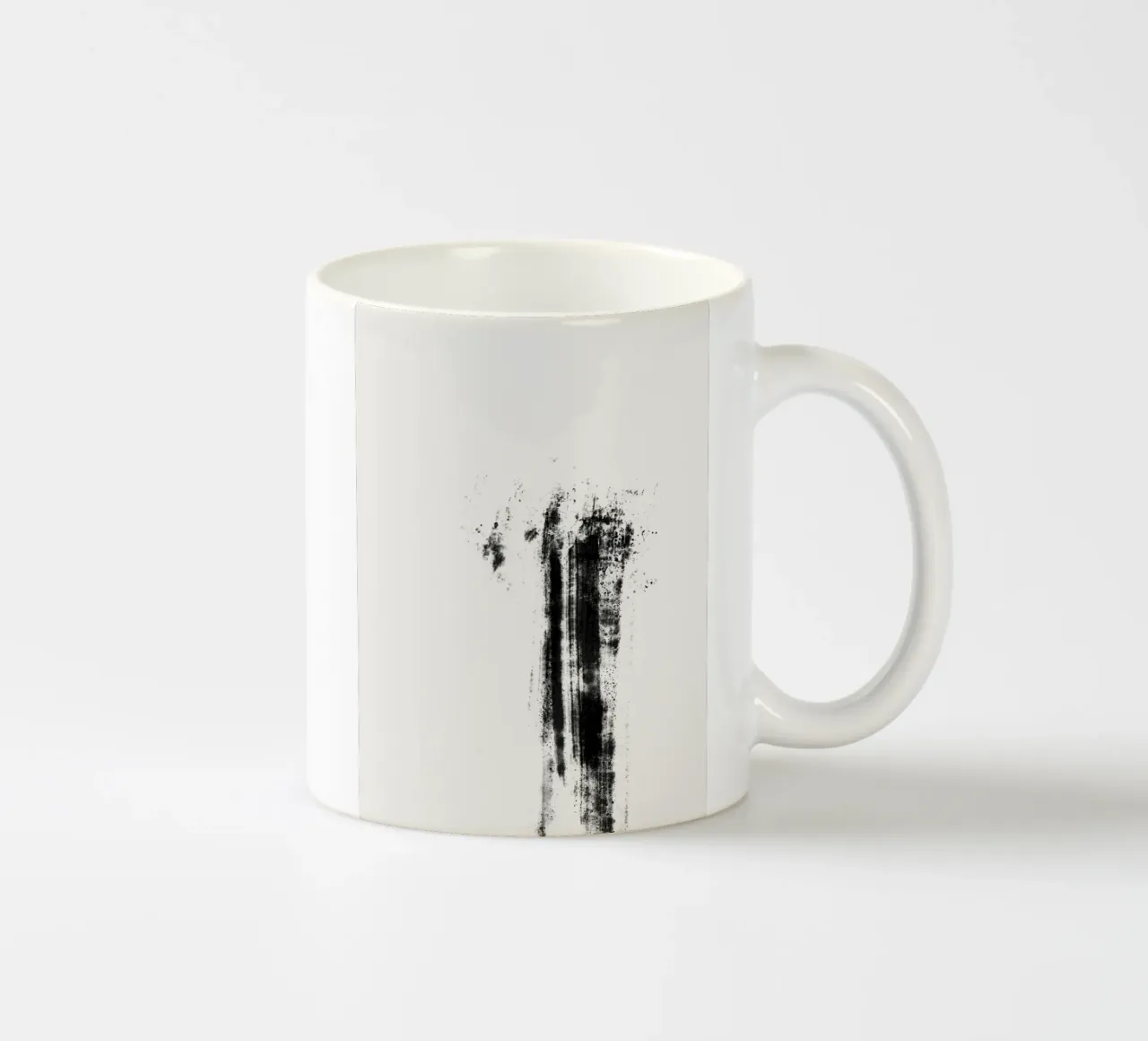 Abstract artwork with black brushstrokes and paint splatters tazza in ceramica da Imaginative