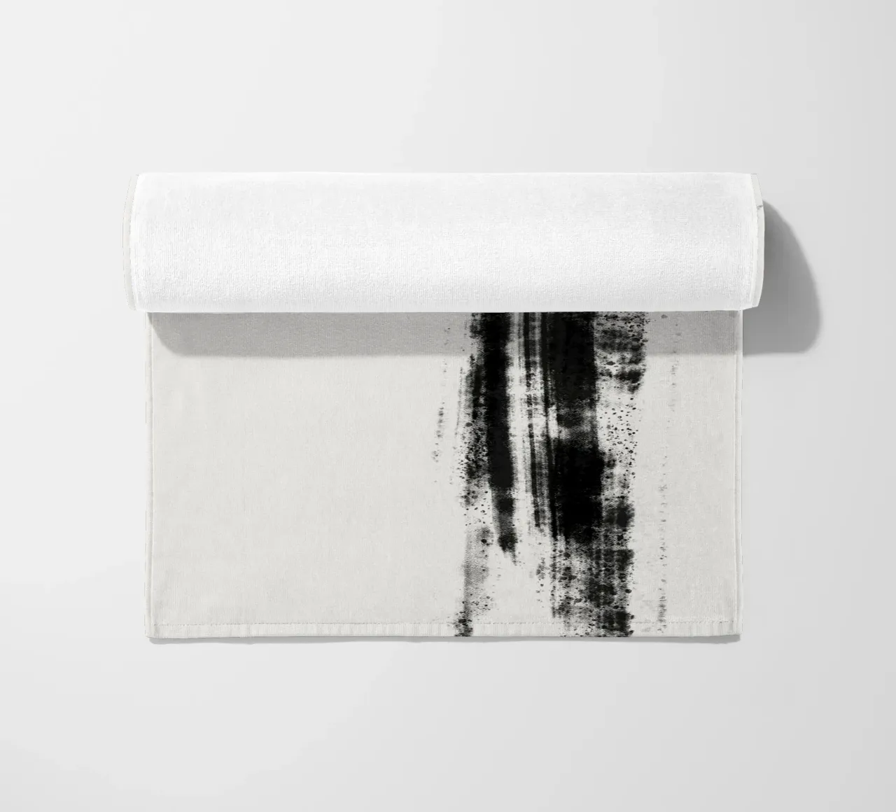 Abstract artwork with black brushstrokes and paint splatters telo mare da Imaginative