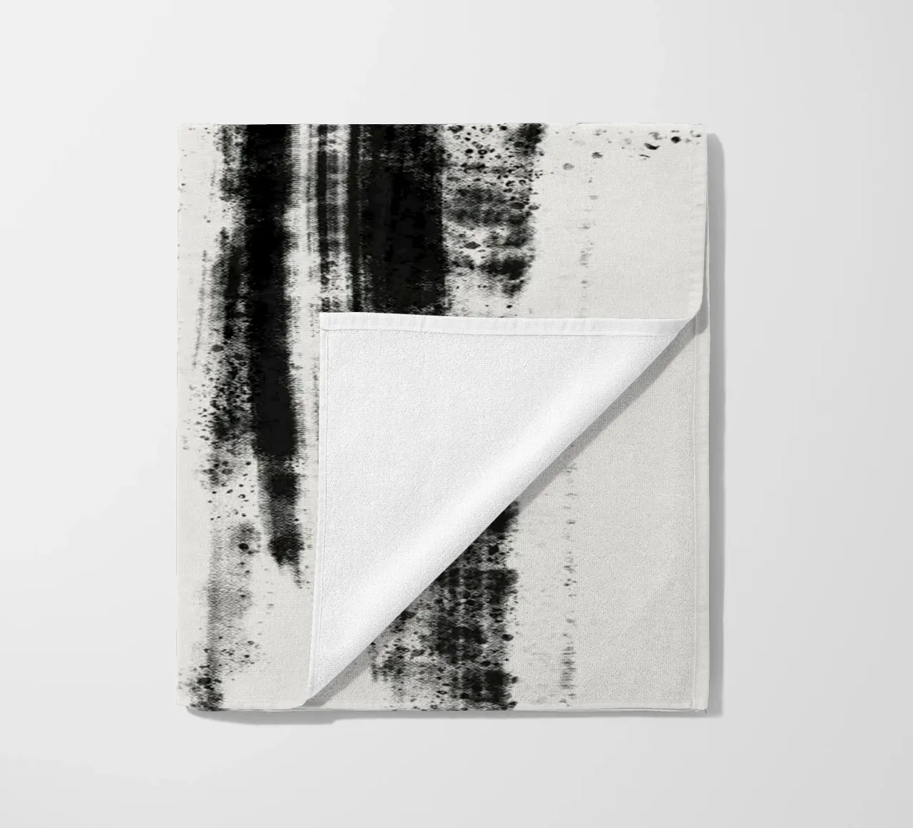 Abstract artwork with black brushstrokes and paint splatters telo mare da Imaginative