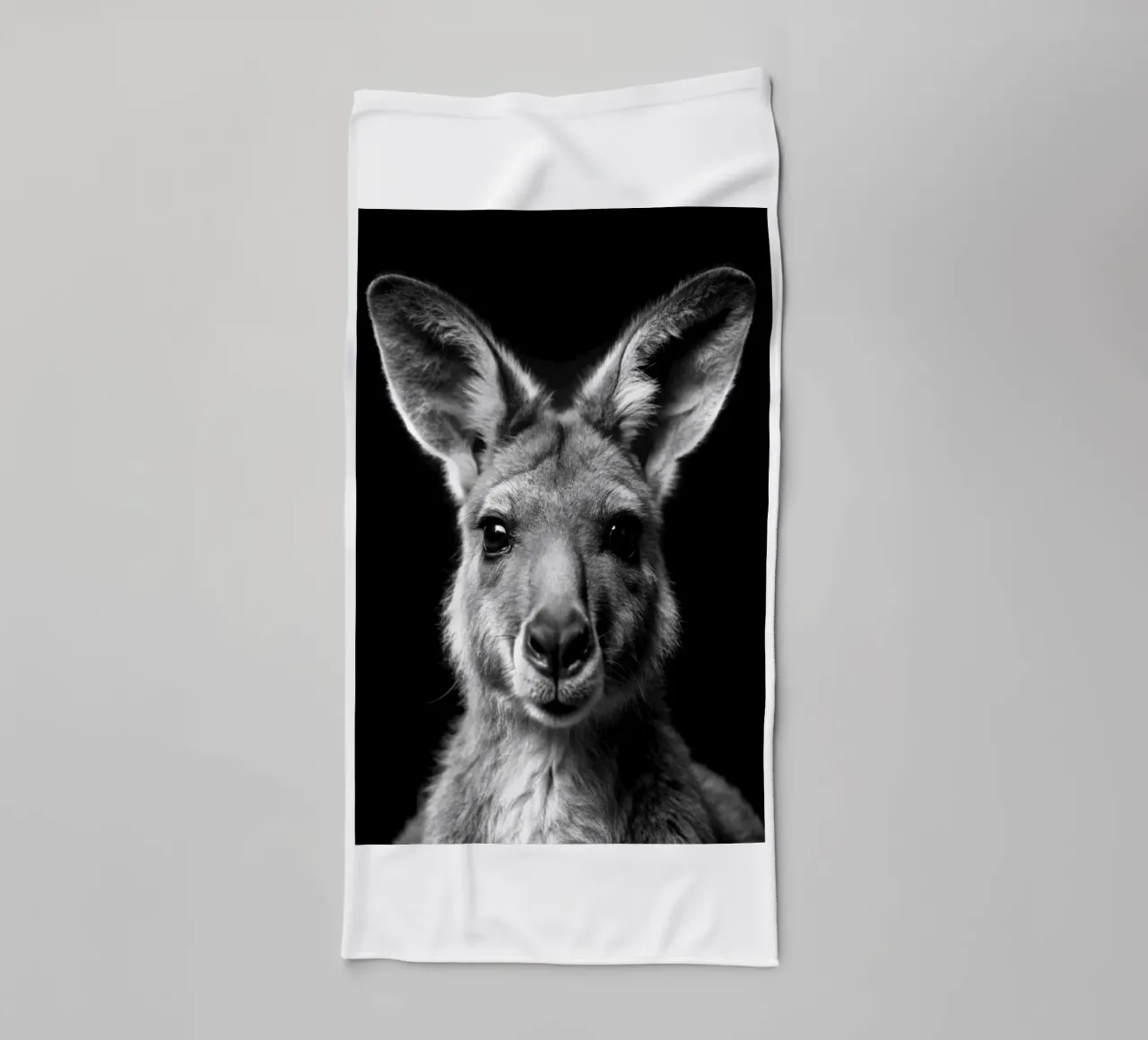 kangoeroe gezicht zwart-wit dierenfotografie badhanddoek van kanayaa
