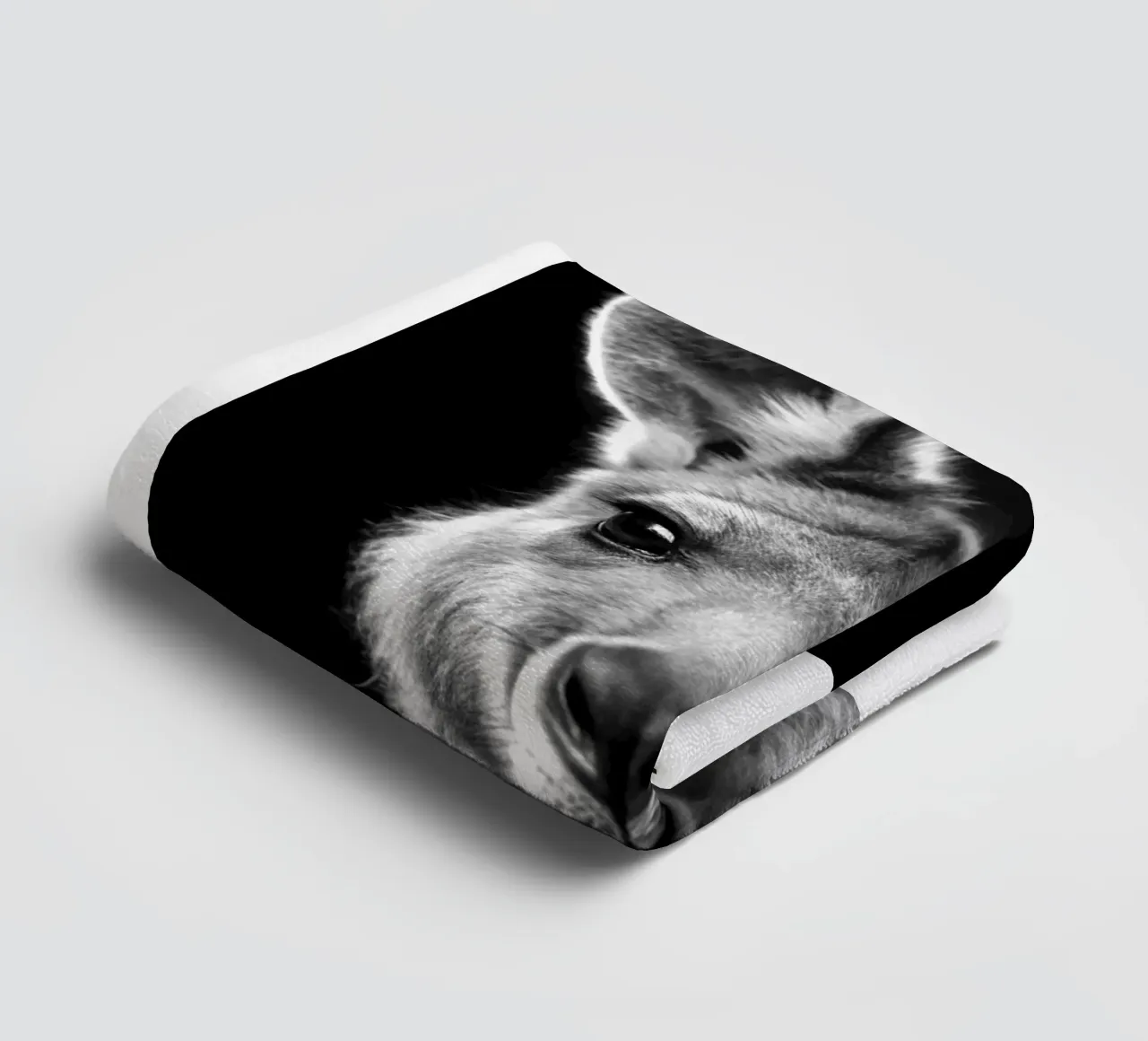kangoeroe gezicht zwart-wit dierenfotografie badhanddoek van kanayaa