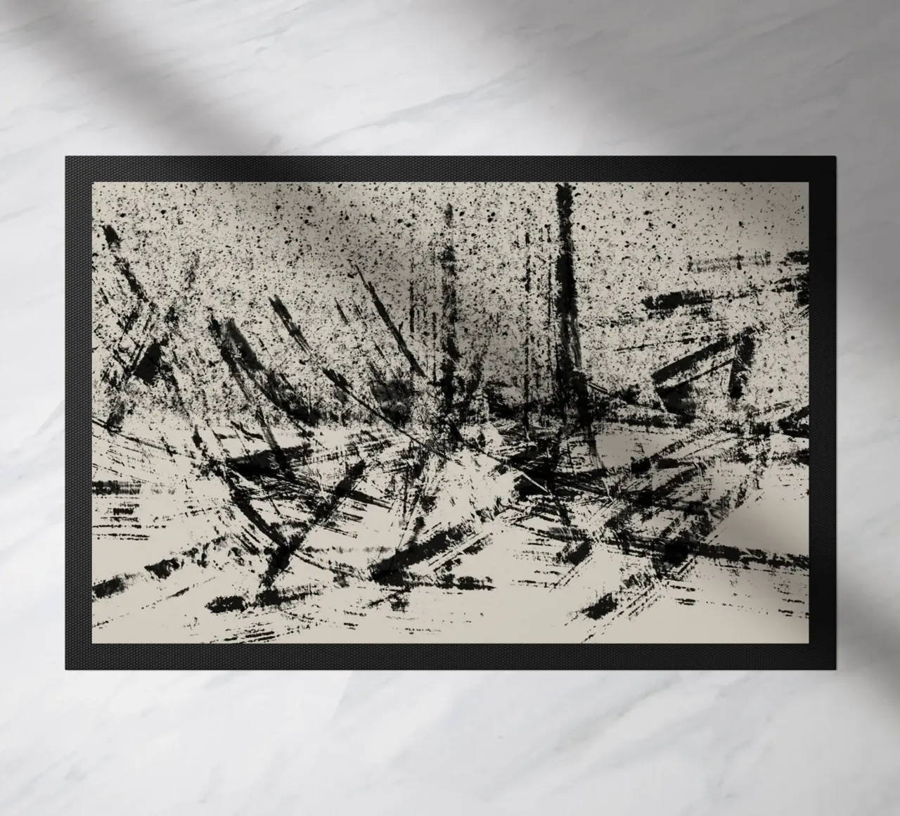 Pittura astratta con pennellate e texture nere zerbino da Imaginative