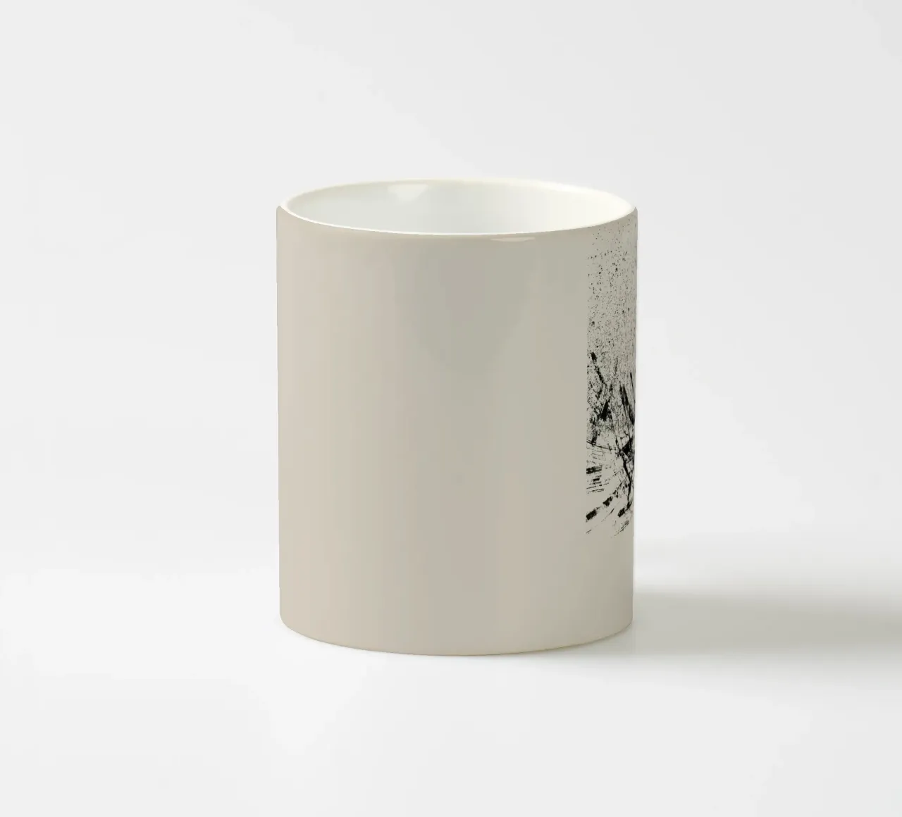 Pittura astratta con pennellate e texture nere tazza in ceramica da Imaginative