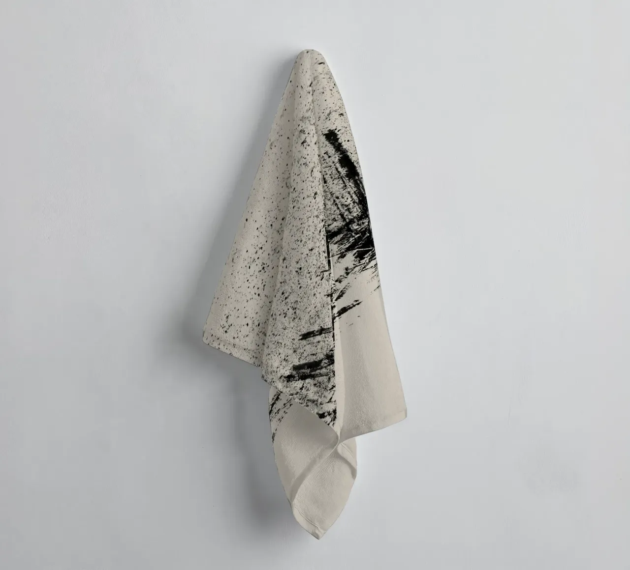 Pittura astratta con pennellate e texture nere asciugamano da bagno da Imaginative