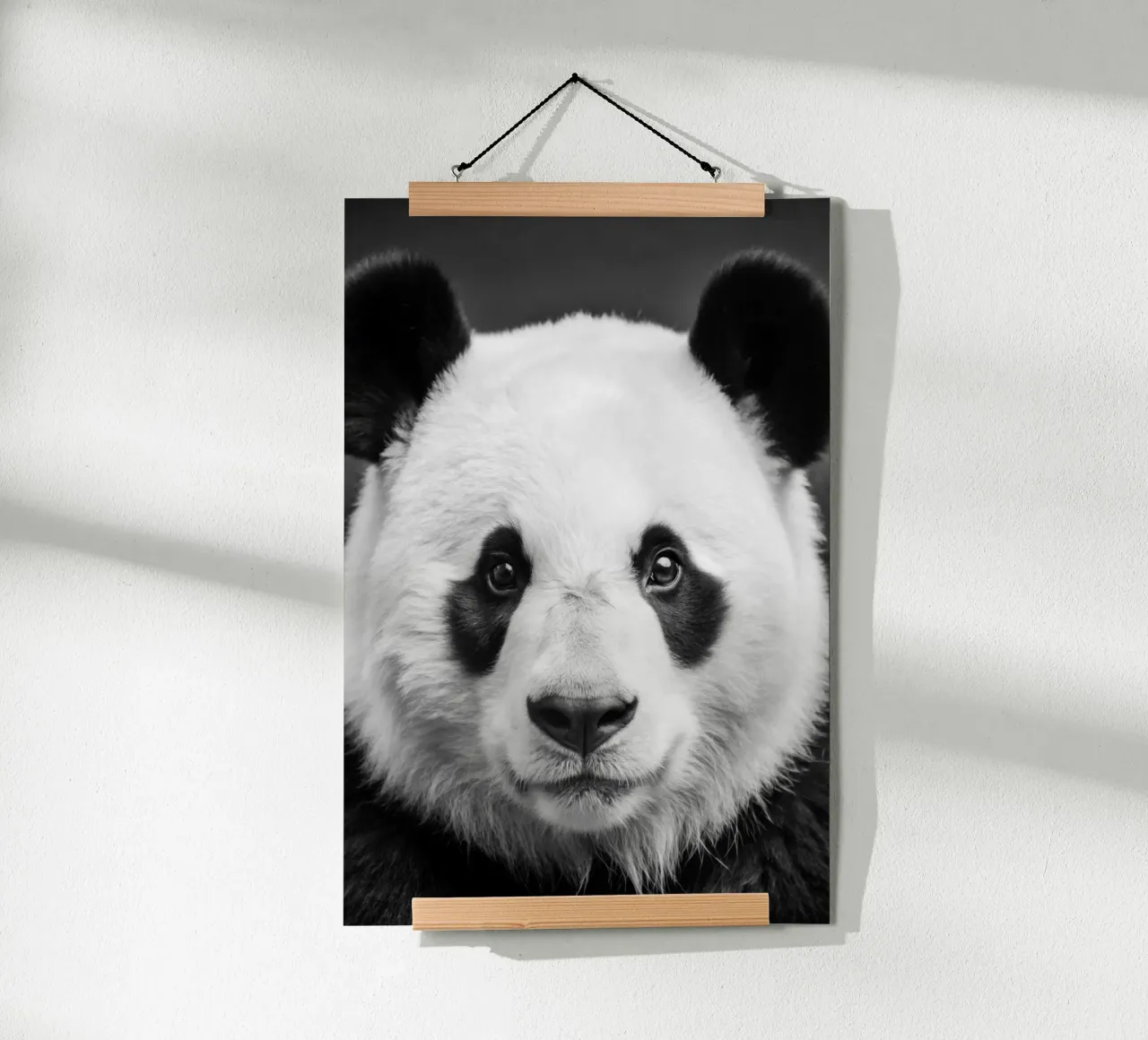 visage de panda photographie animalière noir et blanc poster avec cadre en bois de kanayaa