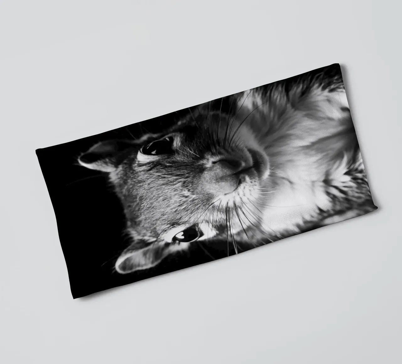 faccia di scoiattolo fotografia animale in bianco e nero asciugamano da bagno da kanayaa