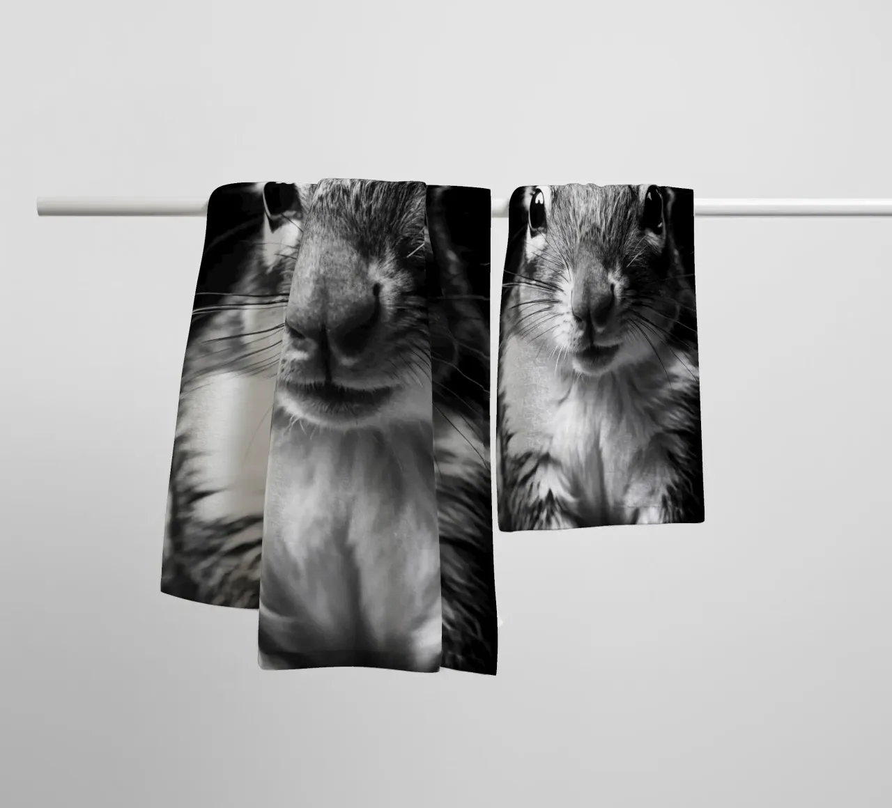 faccia di scoiattolo fotografia animale in bianco e nero asciugamano da bagno da kanayaa