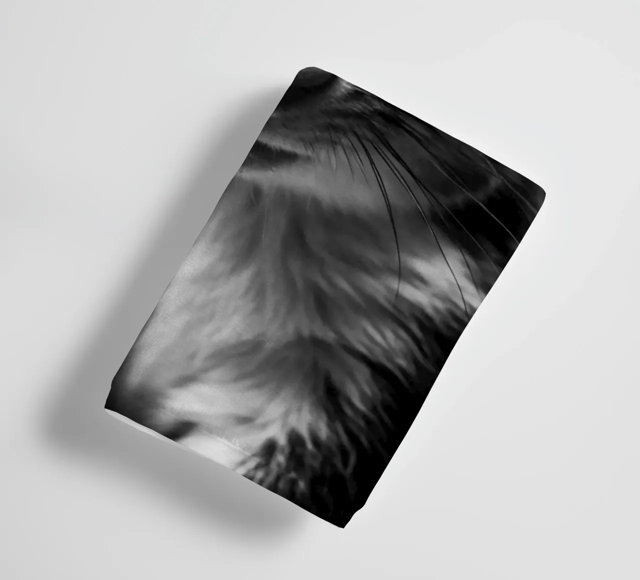 faccia di scoiattolo fotografia animale in bianco e nero asciugamano da bagno da kanayaa
