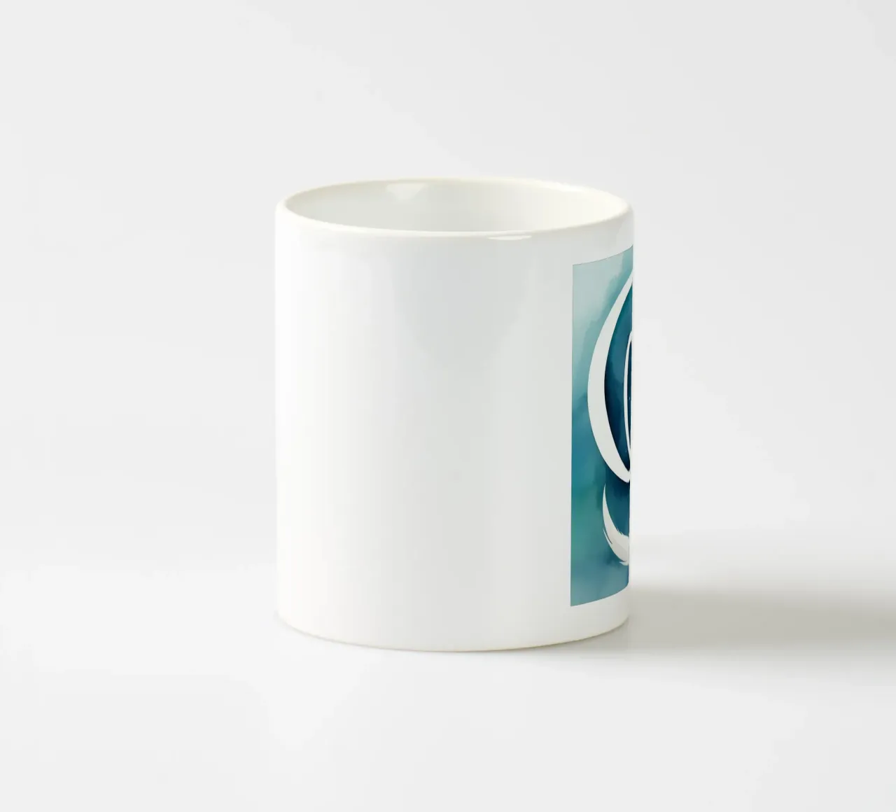 Gatto bianco posa con grazia Con la lettera C tazza in ceramica da DesignDoodle
