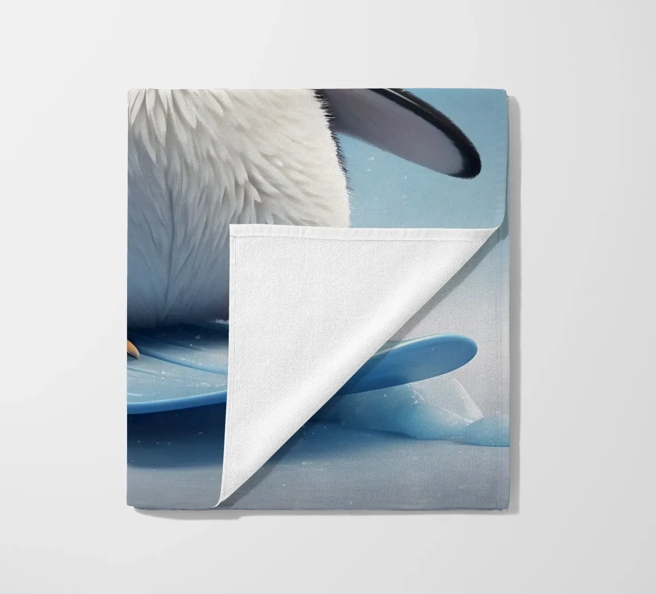 Un pingouin heureux glisse sur une pente de glace tandis que les flocons de neige s'envolent doucement. serviette de plage de DesignDoodle