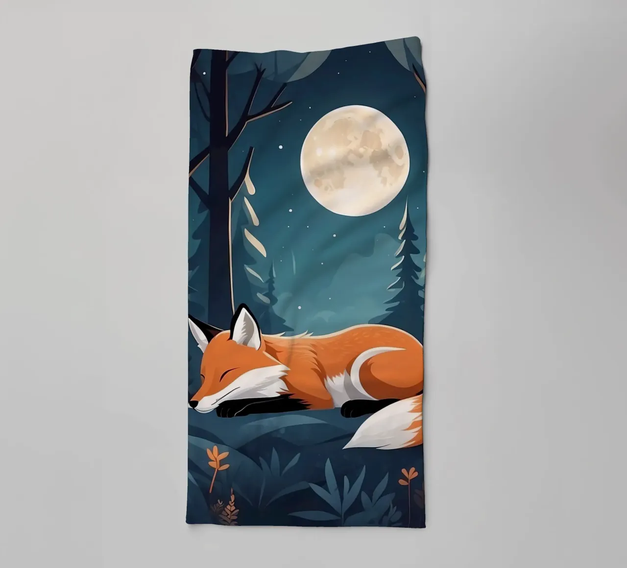 Un renard se repose paisiblement au clair de lune dans une forêt dense. serviette de bain de DesignDoodle