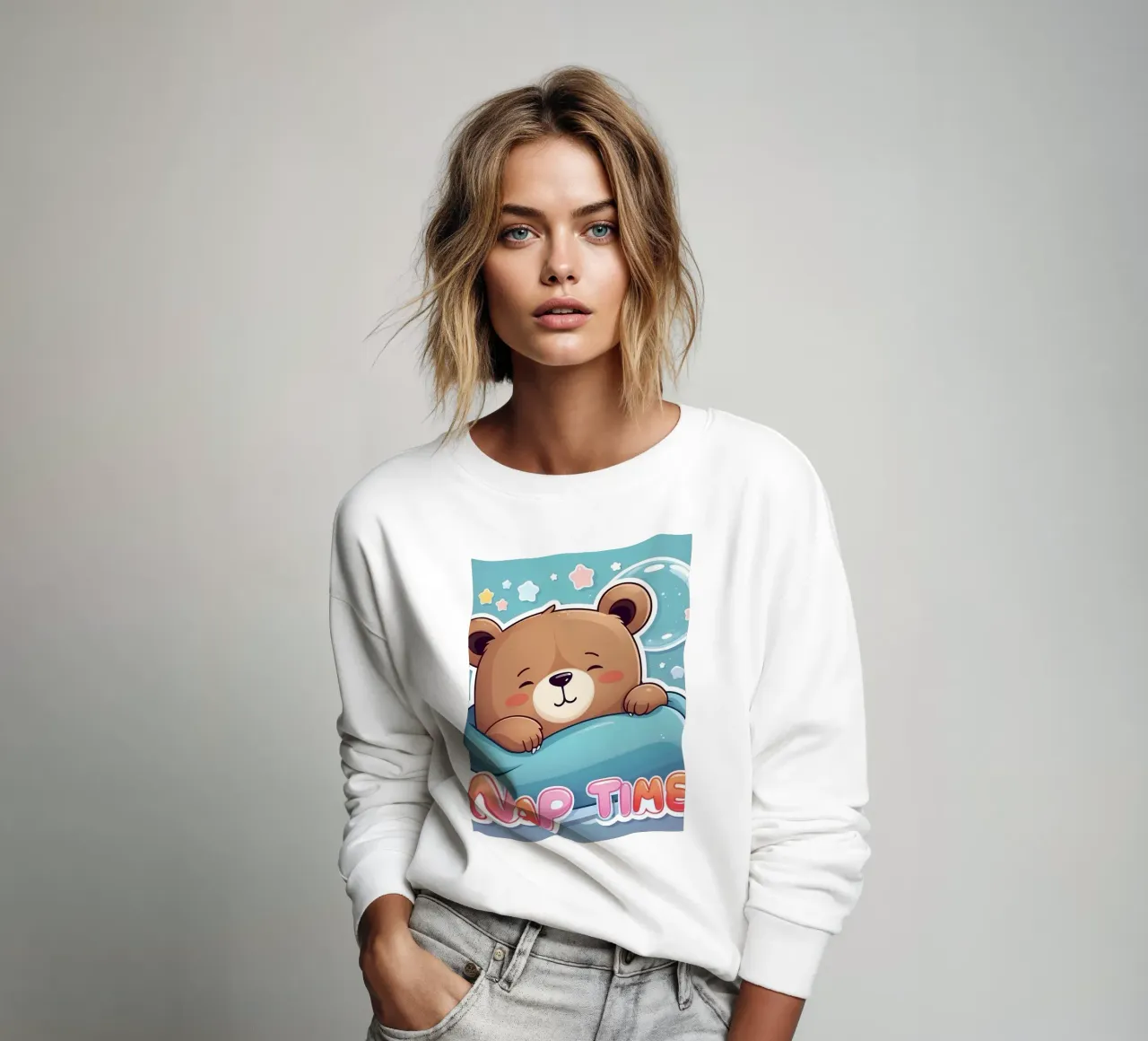 Simpatico orso dei cartoni animati che fa un pisolino in una coperta accogliente felpa da DesignDoodle