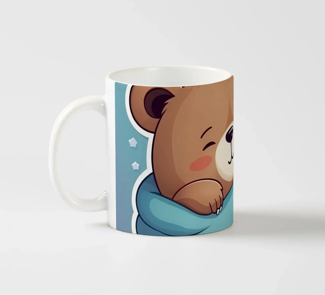 Simpatico orso dei cartoni animati che fa un pisolino in una coperta accogliente tazza in ceramica da DesignDoodle