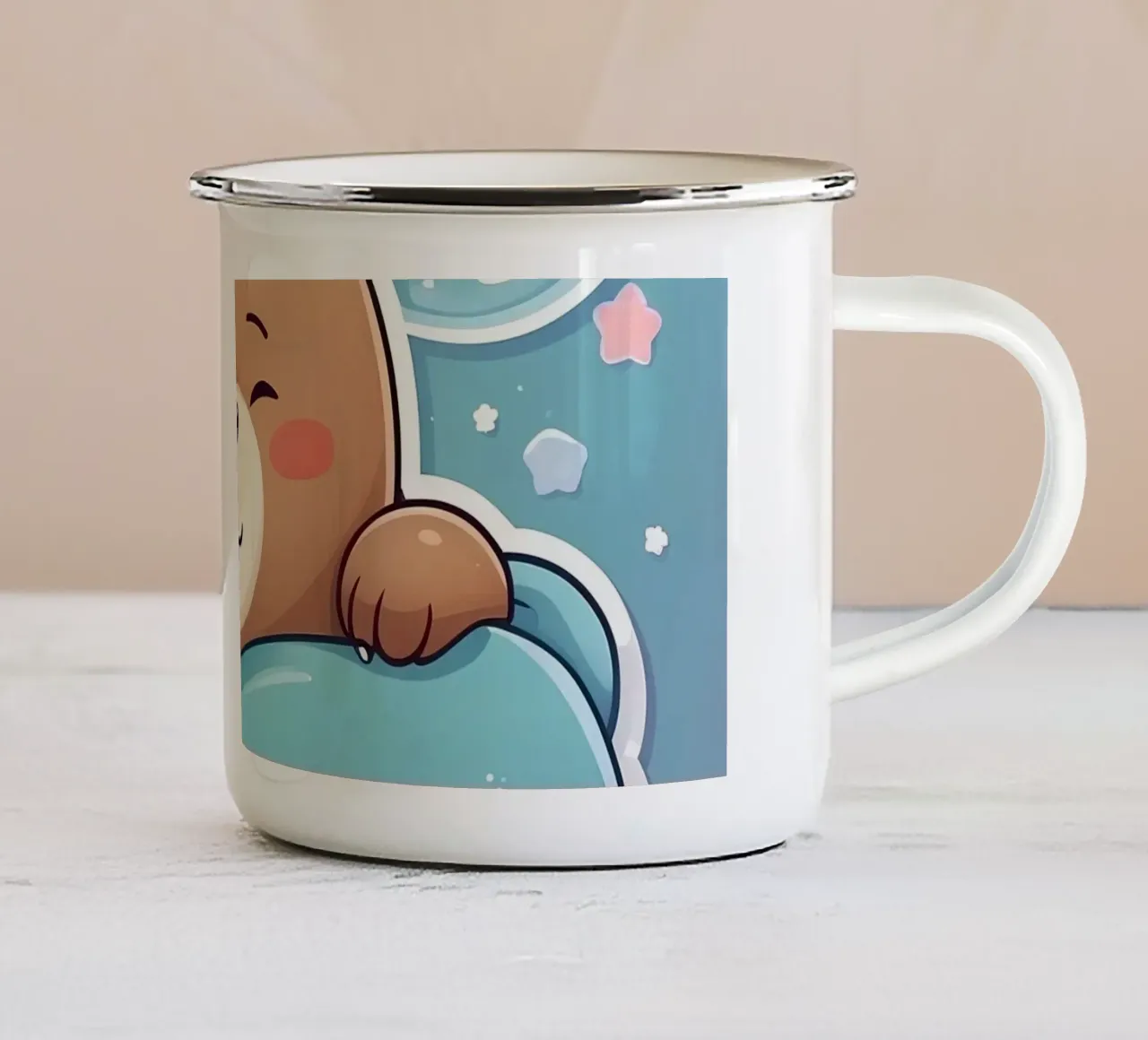 Simpatico orso dei cartoni animati che fa un pisolino in una coperta accogliente tazza in smalto da DesignDoodle