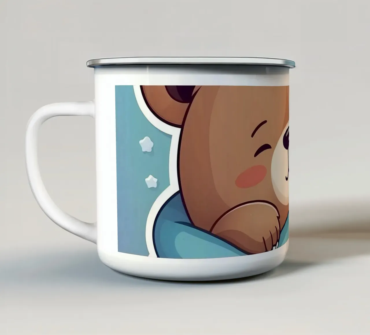 Simpatico orso dei cartoni animati che fa un pisolino in una coperta accogliente tazza in smalto da DesignDoodle