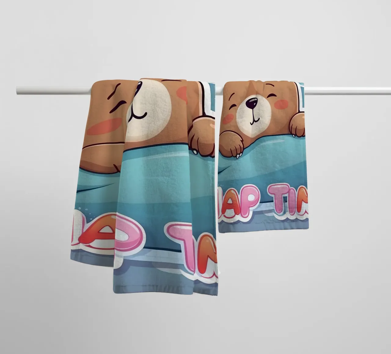 Mignon ours de dessin animé faisant une sieste dans une couverture douillette serviette de bain de DesignDoodle