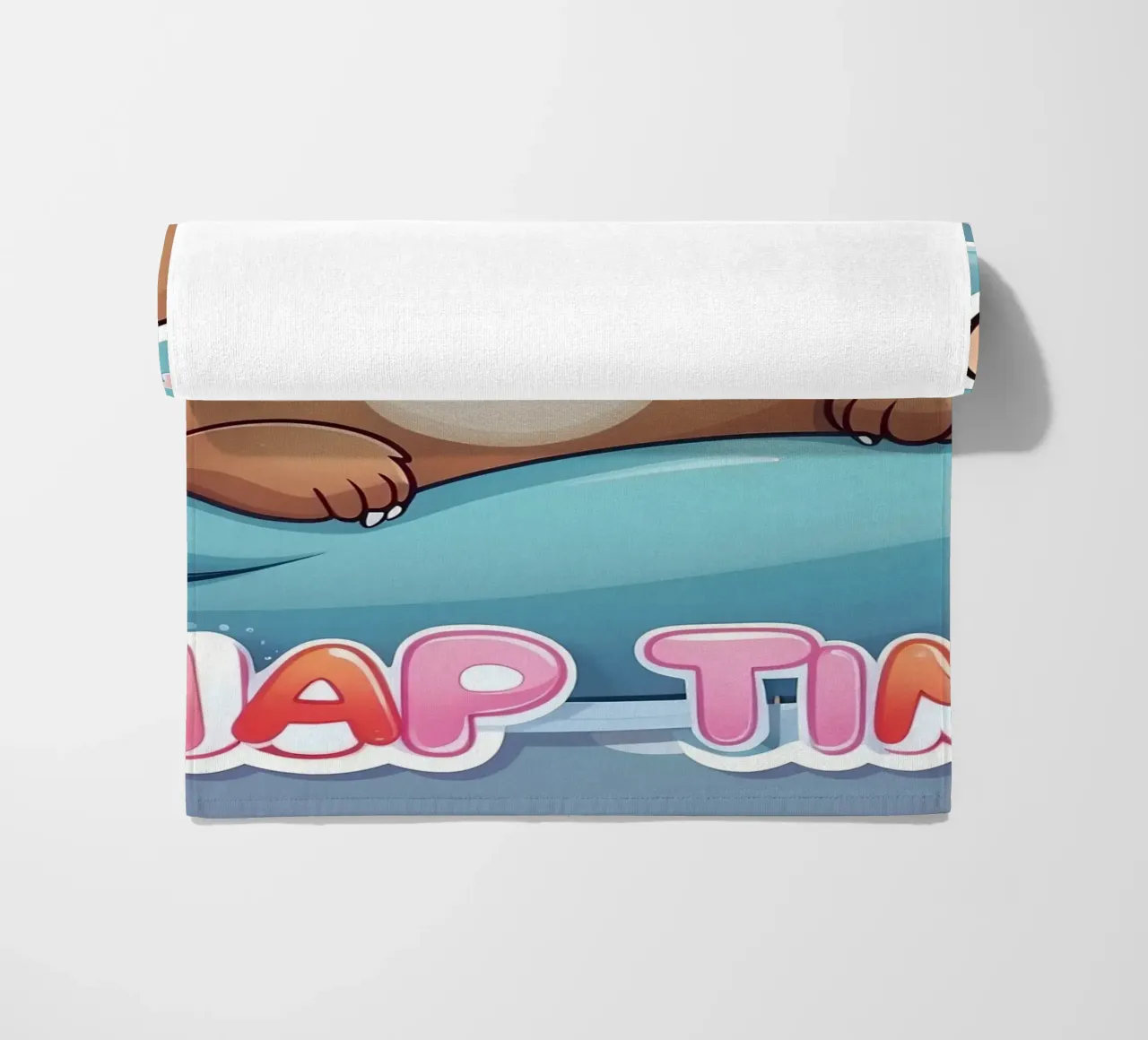 Simpatico orso dei cartoni animati che fa un pisolino in una coperta accogliente telo mare da DesignDoodle