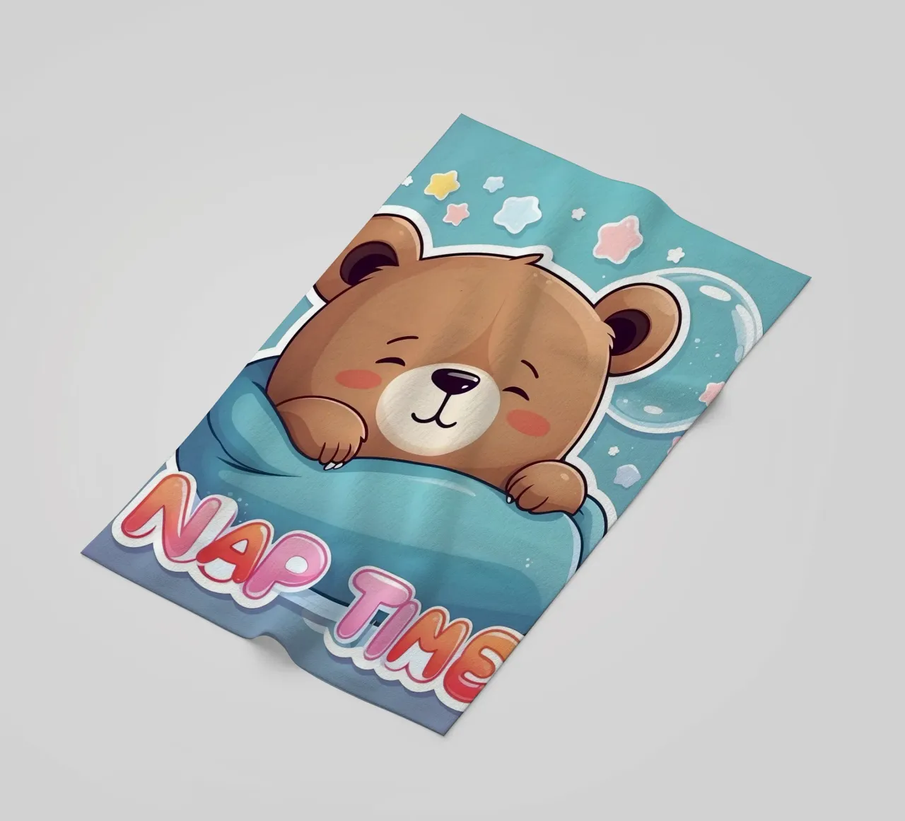 Simpatico orso dei cartoni animati che fa un pisolino in una coperta accogliente telo mare da DesignDoodle