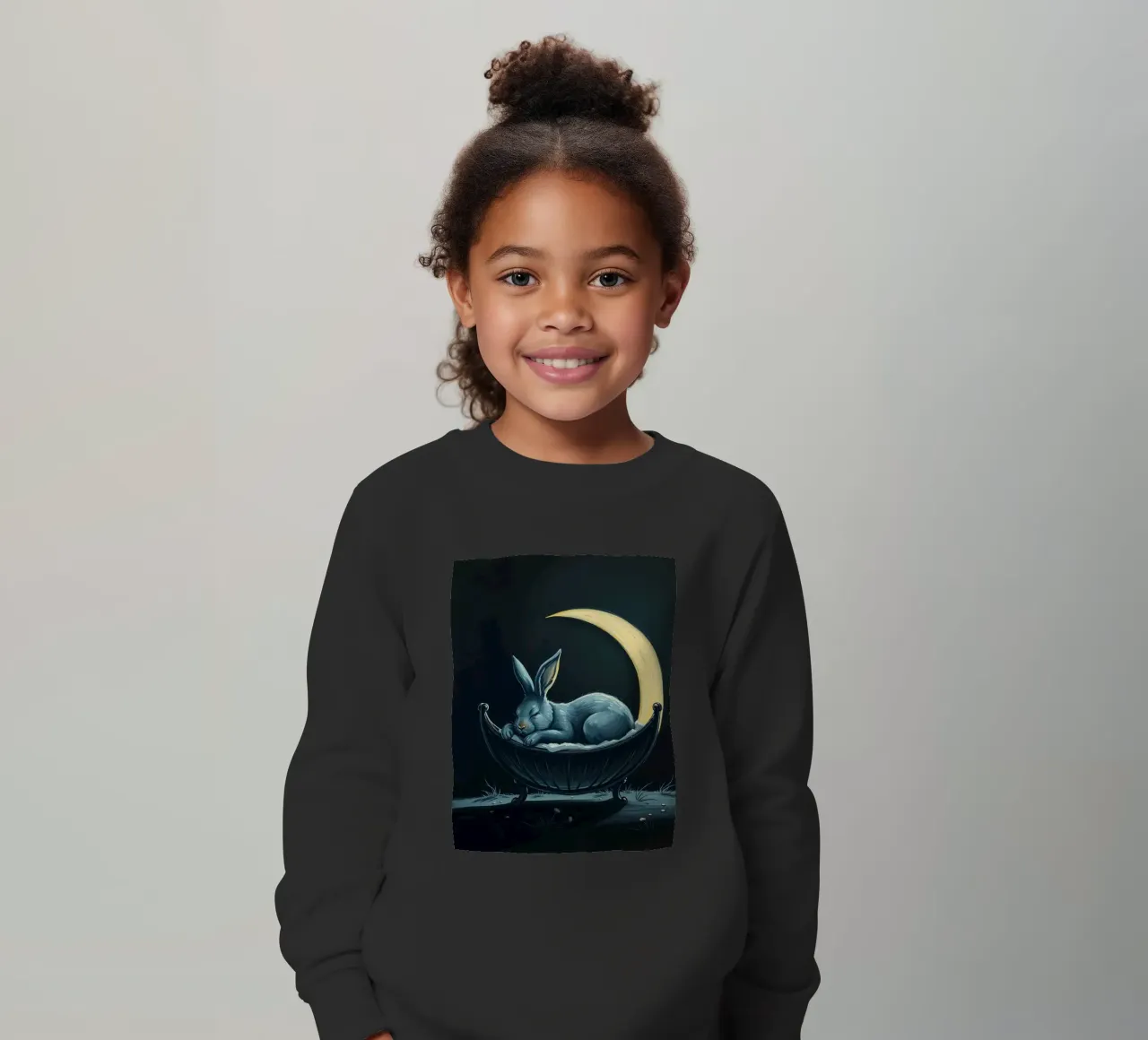 Scena notturna che ritrae un coniglio pacificamente addormentato in una culla felpa bambino da DesignDoodle