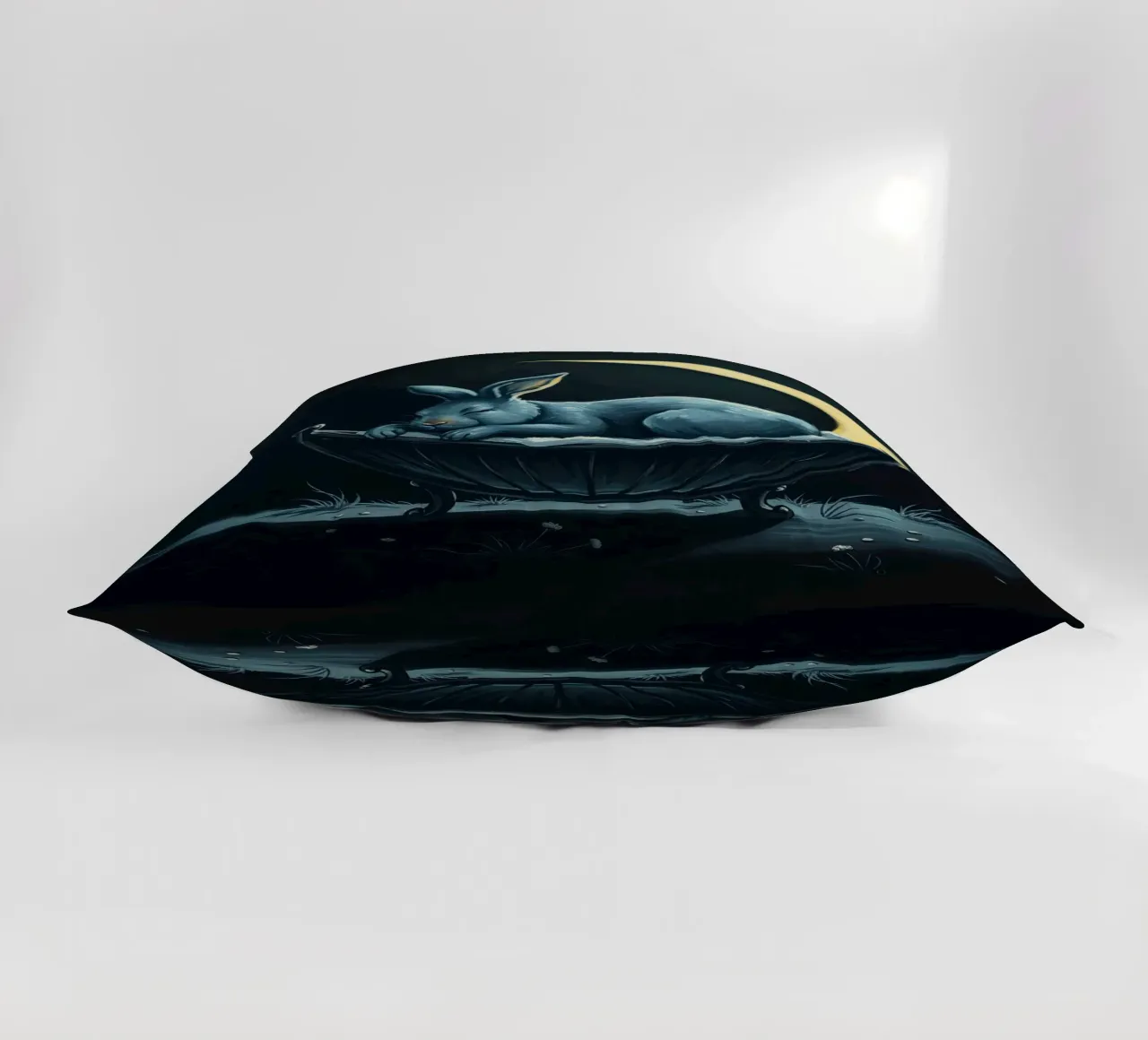 Scena notturna che ritrae un coniglio pacificamente addormentato in una culla cuscino da DesignDoodle