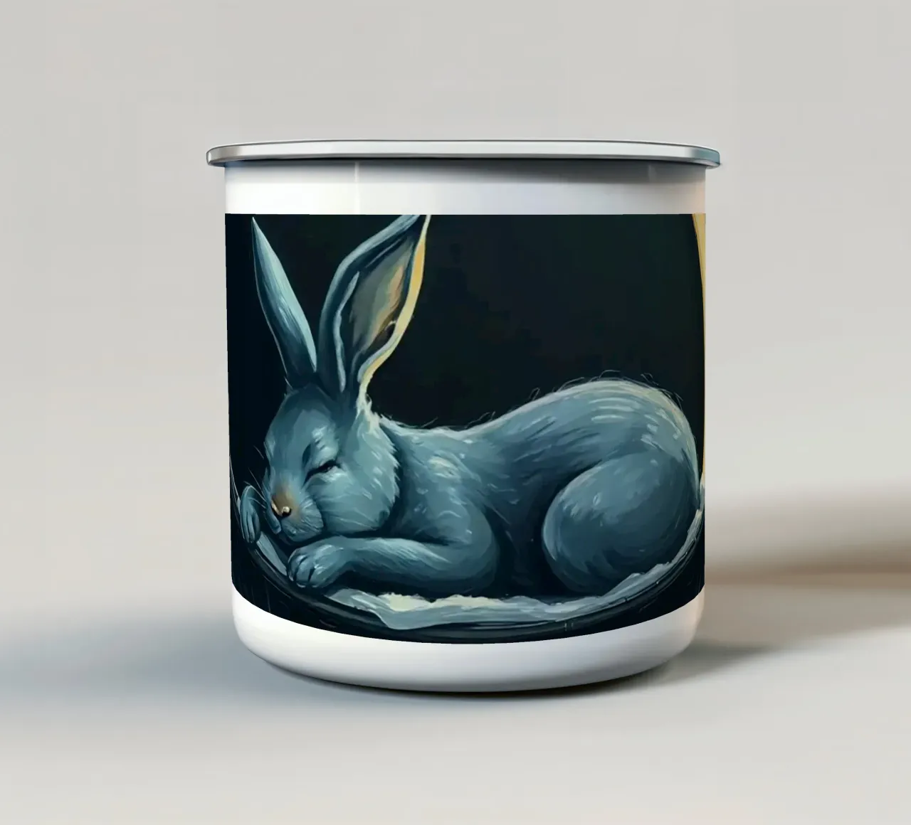 Scène nocturne représentant un lapin paisiblement endormi dans un berceau mug en émail de DesignDoodle