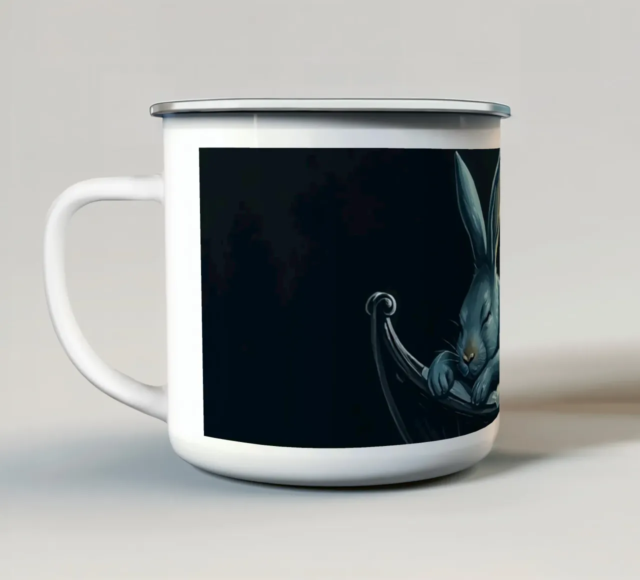 Scène nocturne représentant un lapin paisiblement endormi dans un berceau mug en émail de DesignDoodle