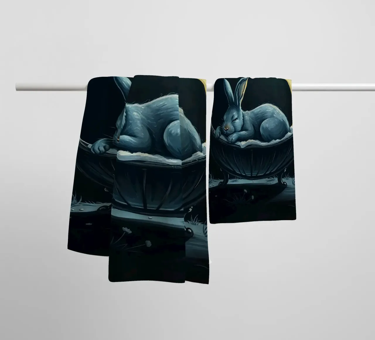 Scène nocturne représentant un lapin paisiblement endormi dans un berceau serviette de bain de DesignDoodle