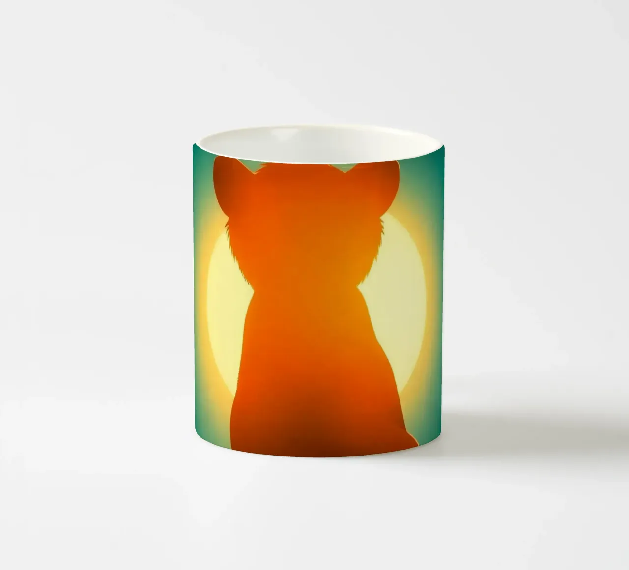 Un piccolo cucciolo coraggioso guarda il sole in un paesaggio tranquillo tazza in ceramica da DesignDoodle
