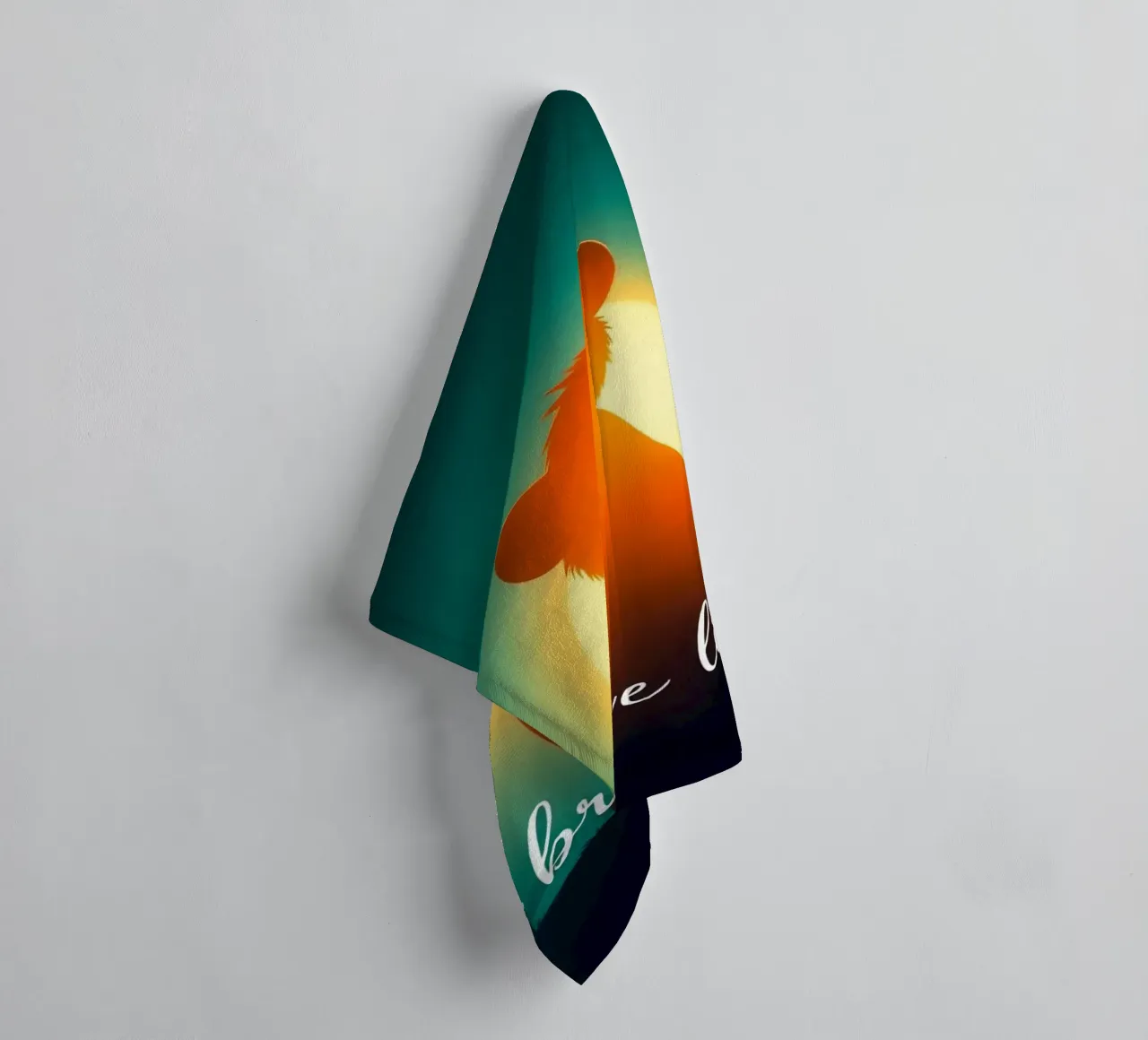 Un piccolo cucciolo coraggioso guarda il sole in un paesaggio tranquillo asciugamano da bagno da DesignDoodle