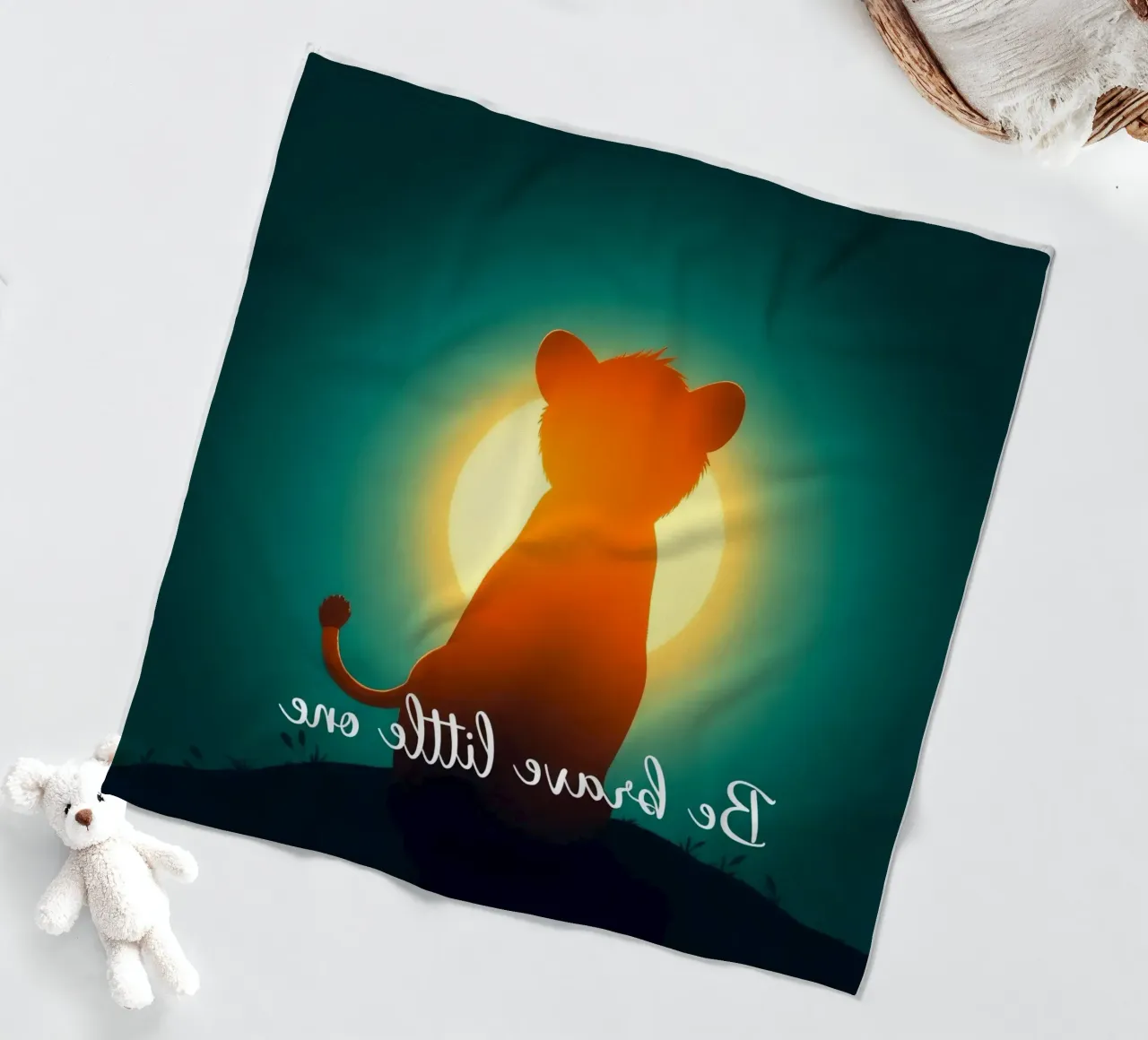 Un piccolo cucciolo coraggioso guarda il sole in un paesaggio tranquillo coperta in pile da DesignDoodle