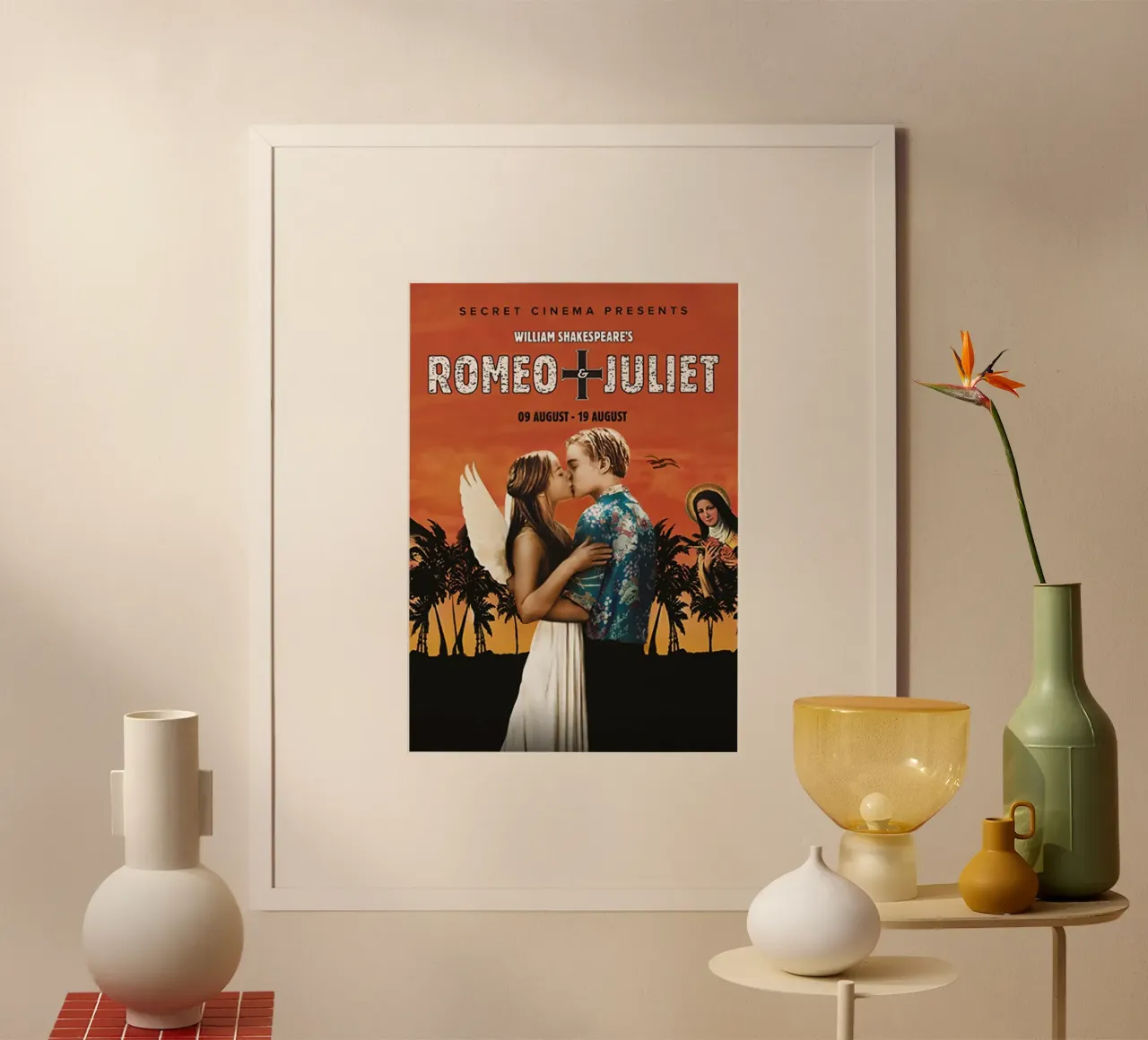 Romeo + Juliet poster con telaio in legno da Attaboy Dsgn