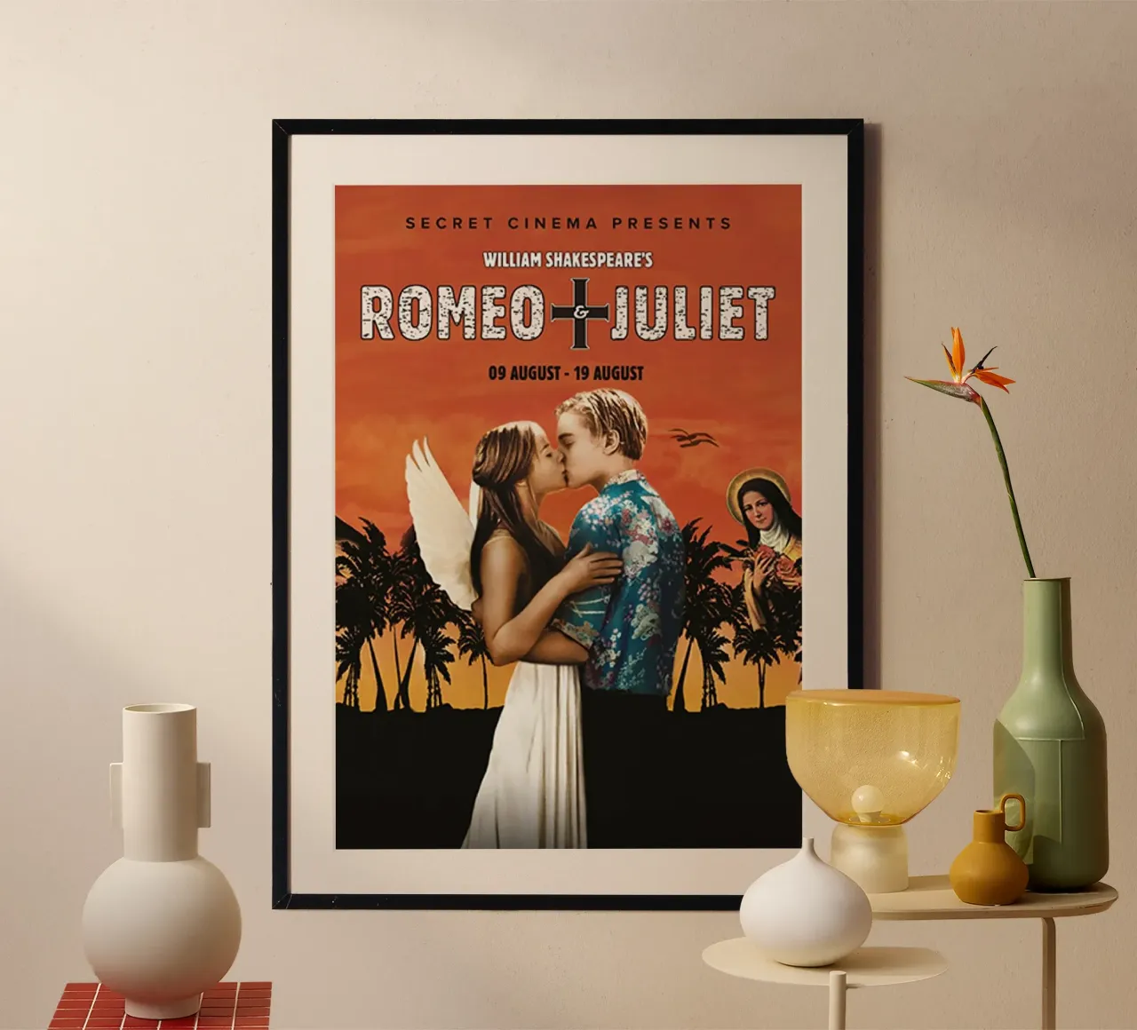 Romeo + Juliet poster con telaio in legno da Attaboy Dsgn